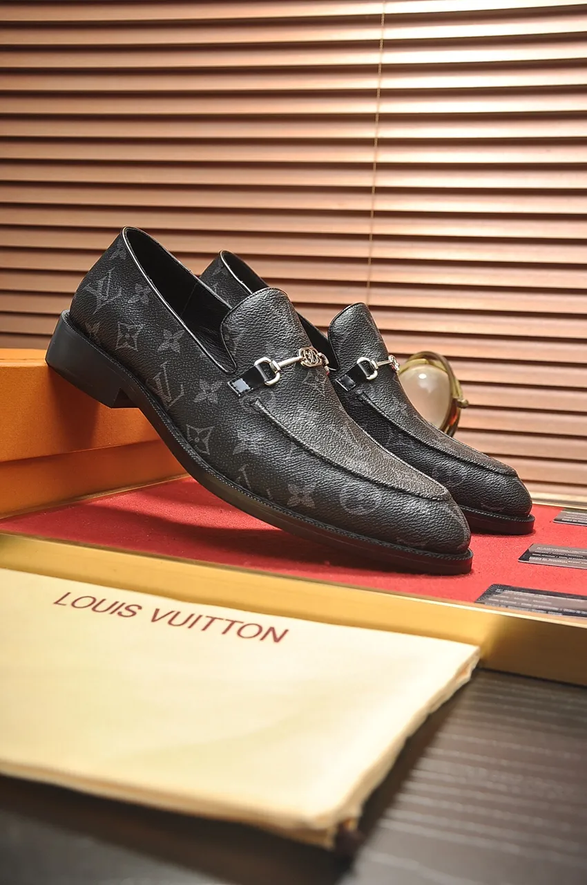 Men's men's shoes 💰460💶 [LV] (all high-end sheep lining) 🍀LV's latest genuine leather business suit shoes are launched simultaneously on the official website. The first-layer cowhide imported from Italy is made of heavy gold, 💥official website 1:1 rubber outsole. Versatile to wear, high-end without losing class, and the color combination is extraordinary. This four-season style is alluring when worn on your feet, showing off your big-name flair. Standard code 38-45 (45 customized)